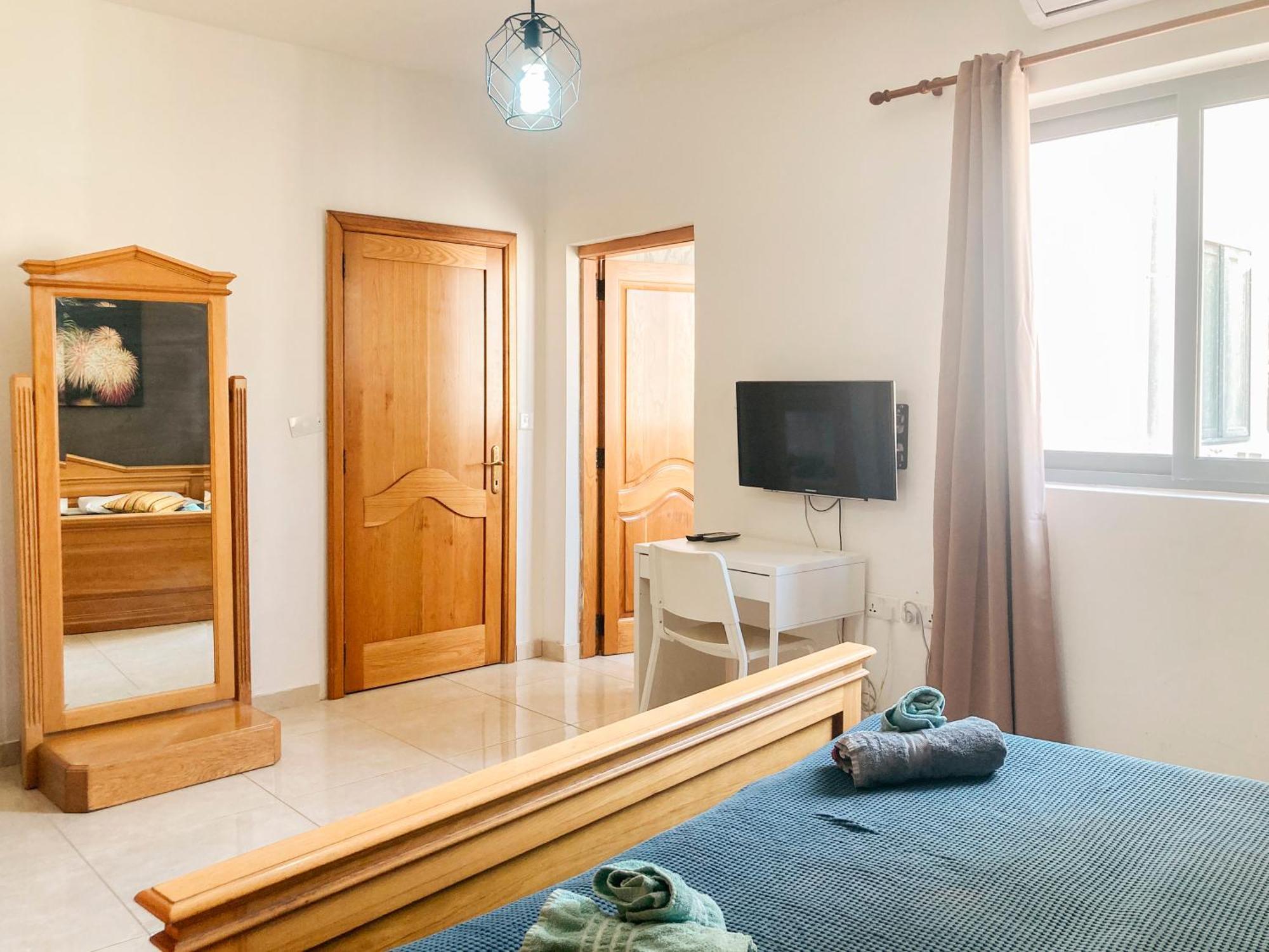 Xl Central Home - Sleeps 10 People Pietà エクステリア 写真