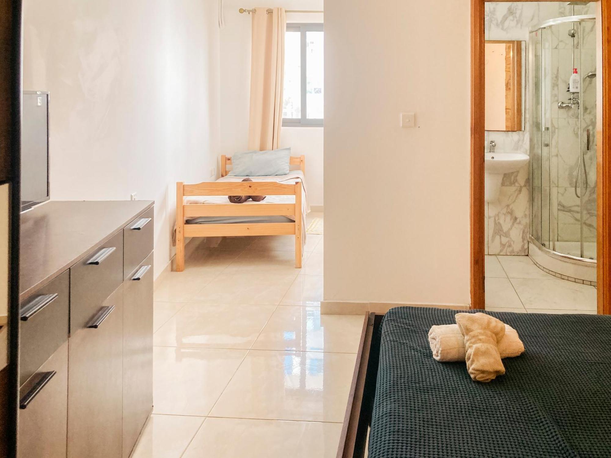 Xl Central Home - Sleeps 10 People Pietà エクステリア 写真