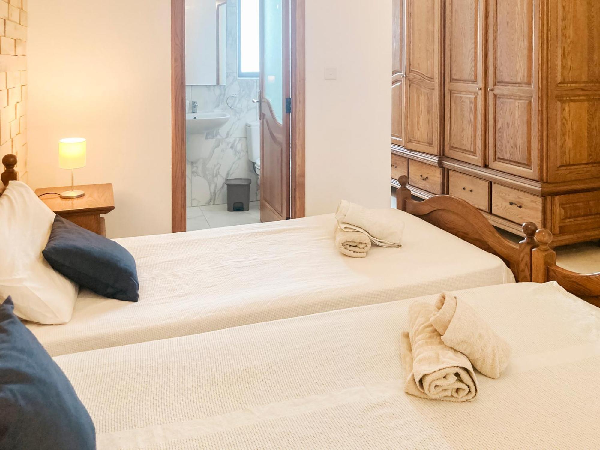 Xl Central Home - Sleeps 10 People Pietà エクステリア 写真