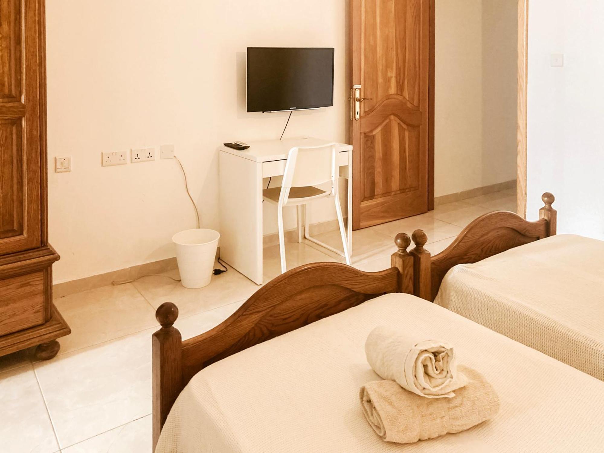 Xl Central Home - Sleeps 10 People Pietà エクステリア 写真