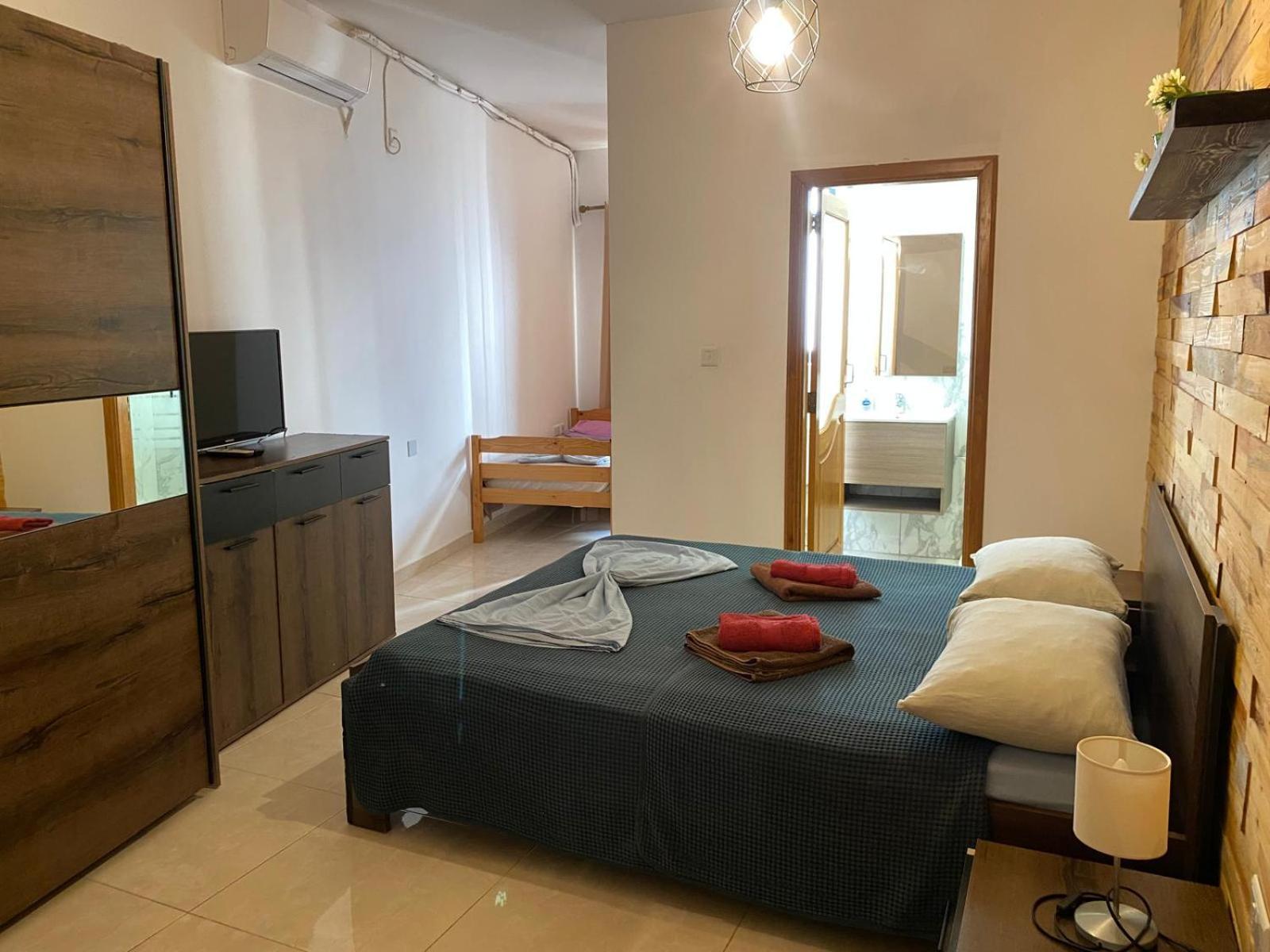 Xl Central Home - Sleeps 10 People Pietà エクステリア 写真