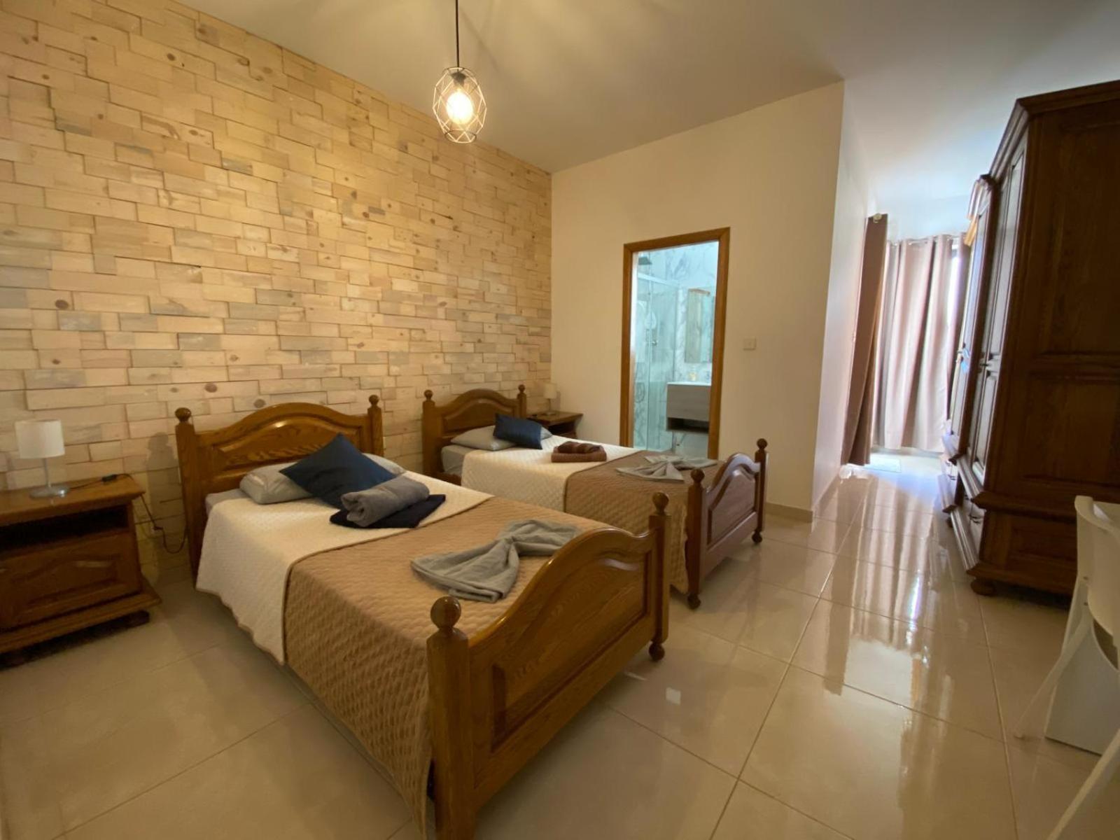 Xl Central Home - Sleeps 10 People Pietà エクステリア 写真